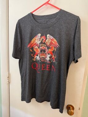 Source Unknown Charcoal Short-Sleeve Tee with Red & Orange Queen Crest